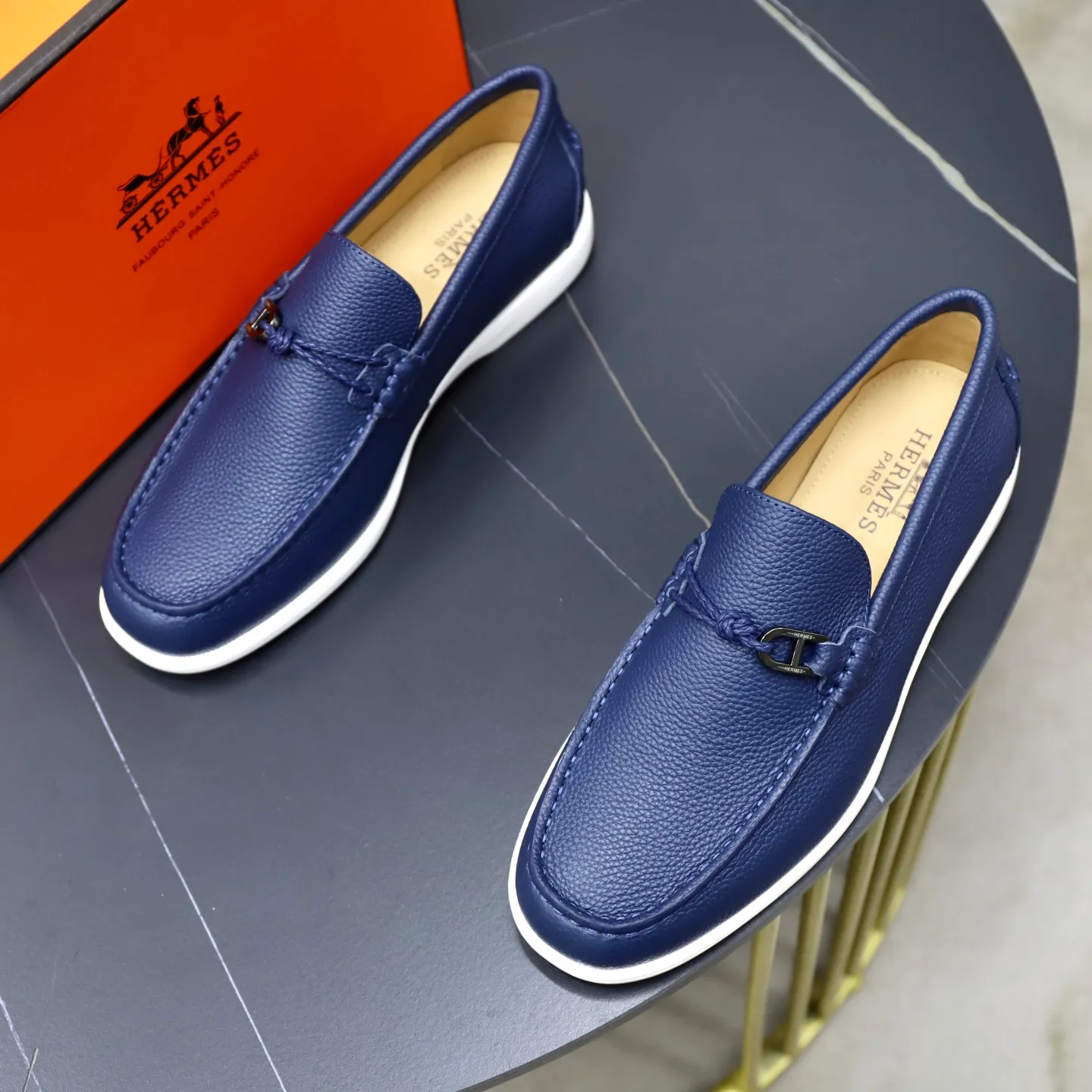 Ex-factory price: 560💰Hermès/Hermès slip-on men's shoes. This shoe is made of imported pebbled cowhide. It has simple and smooth lines and is combined with aerodynamically designed 3CM rubber foam ultra-light soles! Youthful and fashionable, classic H-shaped hardware buckle decoration, calf lining gently wraps the feet, with logo cowhide feet, casual and urban style, highlighting youthful vitality, sports and leisure version, super versatile, code number: 38-39-40-41-42-43-44 standard leather shoe size (45 can be customized but does not support returns)